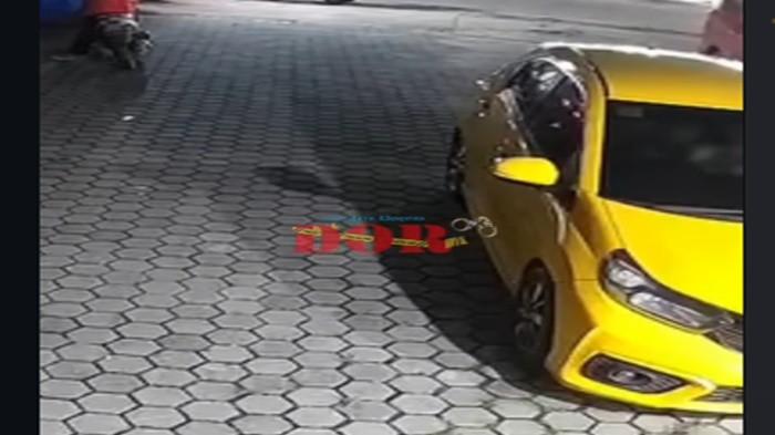 SEJOLI VIRAL - Tangkapan layar rekaman CCTV yang memperlihatkan aksi sejoli di Palembang tengah bermesraan di dalam mobil Brio Kuning di diparkiran klinik dokter gigi di Jalan Urip Sumoharjo, Kecamatan Ilir Timur II Palembang