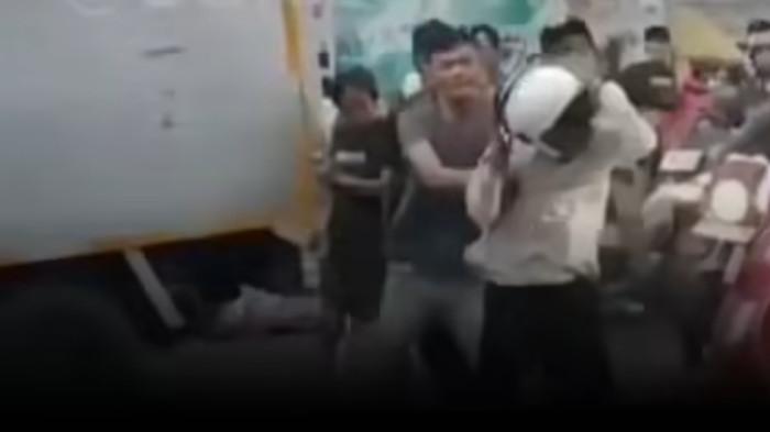 PAK OGAH VIRAL - Tangkap layar video viral yang memperlihatkan pak ogah memukul pengendara di Flyover Pesing, Jakarta Barat.