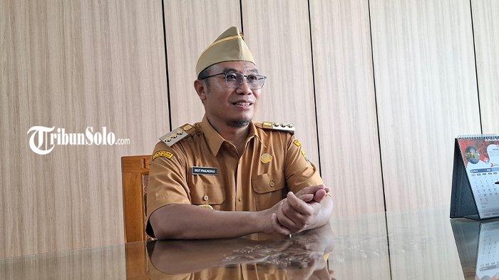 TINGGALI RUMAH DINAS. Bupati Sragen, Sigit Pamungkas saat ditemui TribunSolo.com di ruang kerjanya, Senin (3/3/2025). Sigit memutuskan untuk tinggal di rumah dinas Bupati Sragen sejak Minggu (2/3/2025), namun sebelum ditinggali, ia tidak melakukan tradisi khusus, seperti slup-slupan.