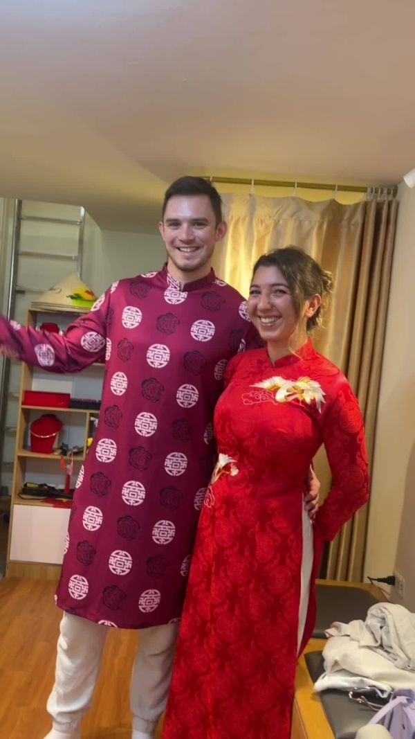 Foreigners follow the trend of taking photos of Ao Dai for Tet in Vietnam