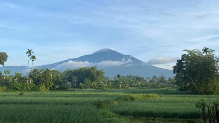 GUNUNG SLAMET - Pemandangan Gunung Slamet dari Kabupaten Purbalingga. Pendakian Gunung Slamet di momen tahun baru kini cenderung lengang dibandingkan tahun-tahun sebelumnya, Kamis (1/1/2026). TRIBUNJATENG/Farah Anis Rahmawati