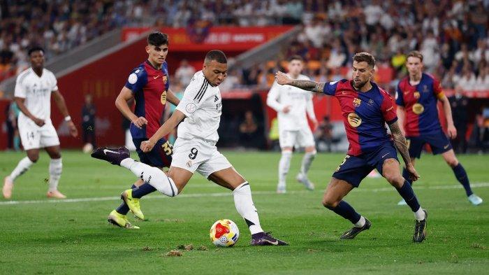 EL CLASICO - Pemain Real Madrid Kylian Mbappe berusaha menendang bola dalam kepungan pemain Barcelona pada partai final Copa del Rey 2024/2025 di Stadion Olimpiade Sevilla, Minggu (27/4/2025). (Website Madrid - 25/4/2025)
