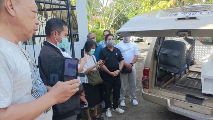 KORBAN KEBAKARAN - Penyerahan jenazah kepada pihak keluarga berlangsung di ruang jenazah RS Bhayangkara Manado di Kelurahan Karombasan Utara, Kecamatan Wanea, kota Manado, provinsi Sulut, Jumat (9/1/2026).