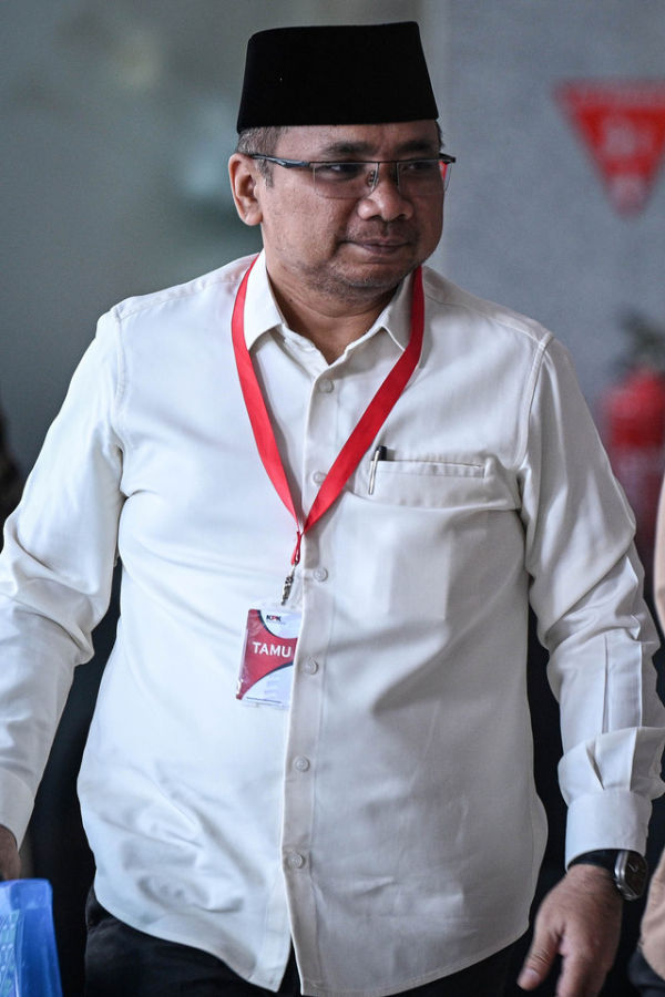 Mantan Menteri Agama Yaqut Cholil Qoumas berjalan ke ruang pemeriksaan di Gedung Merah Putih KPK, Jakarta, Senin (1/9/2025).  Foto: Fauzan/ANTARA FOTO