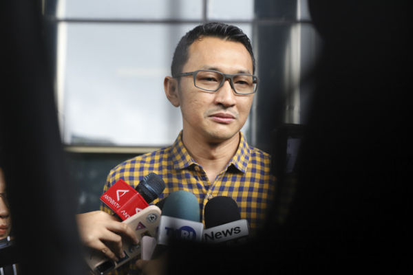 Juru bicara KPK Budi Prasetyo menjawab pertanyaan wartawan terkait kasus Operasi Tangkap Tangan (OTT) Bupati Bekasi Ade Kuswara di Gedung Merah Putih KPK, Jakarta, Jumat (19/12/2025). Foto: Iqbal Firdaus/kumparan