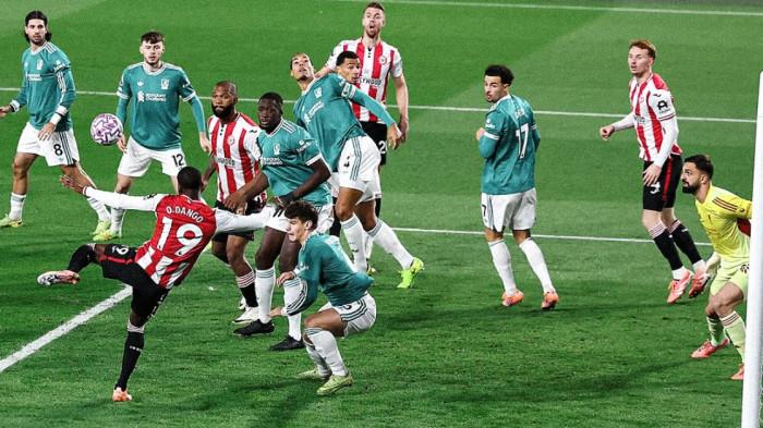 TENDANGAN VOLI - Pemain Brentford, Dango Ouattara melakukan tendangan voli ke gawang Liverpool di Gtech Community Stadium dalam lanjutan Liga Inggris 2025/2026, Minggu (26/10/2025) dini hari WIB.