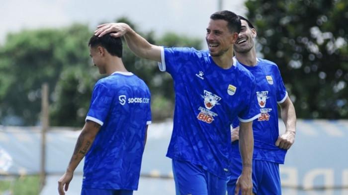 THOM & ELIANO - Dua pemain Timnas Indonesia, Thom Haye (kanan) dan Eliano Rejnders (kiri) melakukan latihan perdana bersama Persib Bandung, pada Rabu (10/9/2025). Keduanya berpotensi debut pada pekan kelima Super League.