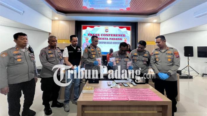 PENGUNGKAPAN KASUS NARKOBA- Kapolresta Padang, Kombes Pol Apri Wibowo, memimpin konferensi pers pengungkapan kasus narkoba yang digelar di Ruang Tuah Sakato Mapolresta Padang, Jumat (9/1/2026).