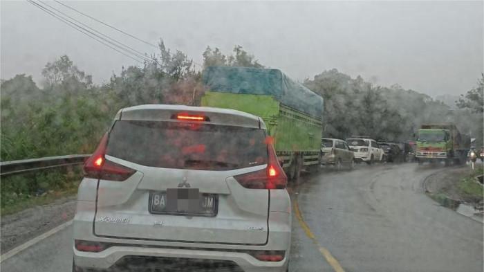 ARUS LALU LINTAS- Penampakan akses lalu lintas di Sitinjau Lauik, Provinsi Sumatera Barat, Jumat (9/1/2026) pagi. Pengendara, Andria terjebak sekitar dua jam lebih.