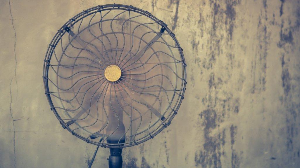 Kipas angin yang sudah tua dan kotor