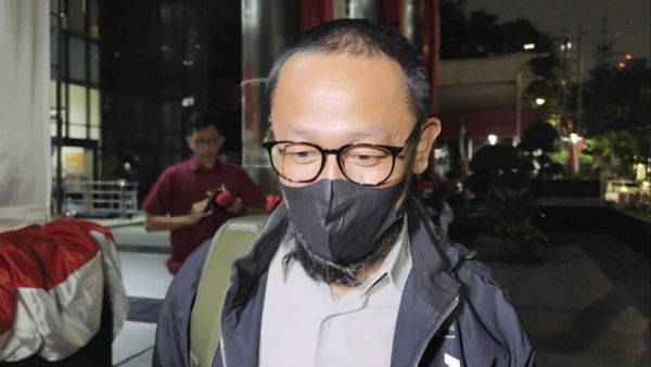 Eks stafsus Menag Yaqut Cholil Qoumas, Ishfah Abidal Aziz alias Gus Alex, usai diperiksa di Gedung Merah Putih KPK, Jakarta, Selasa (26/8/2025). Foto: Jonathan Devin/kumparan