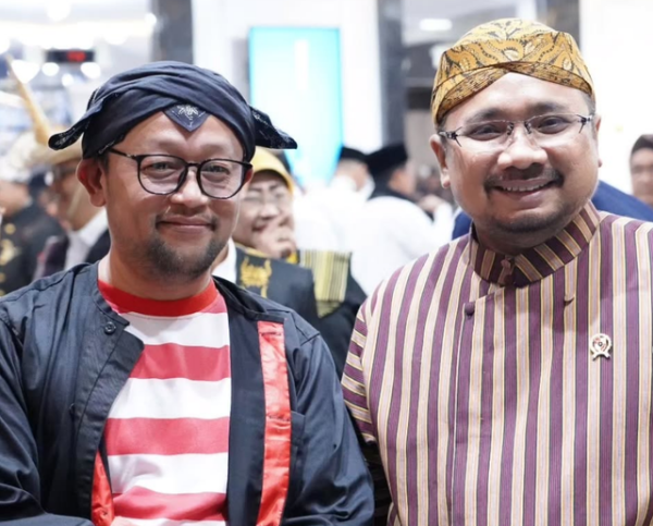 Menteri Agama Gus Yaqut (kanan) bersama Stafsus Ishfah Abidal Aziz pada upacara 17 Agustus 2023. Foto: Instagram/@aziz.alex