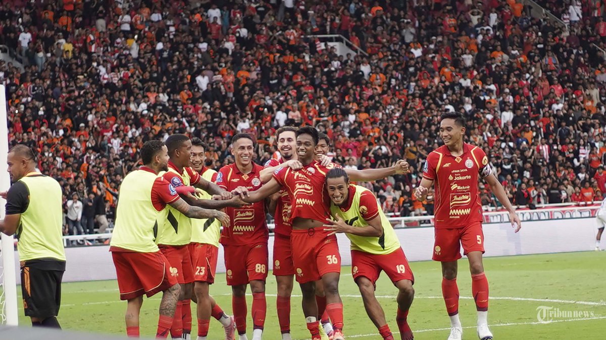 SUPER LEAGUE - Pesepak bola Persija Jakarta Aditya Warman (tengah) berselebrasi usai mencetak gol ke gawang Persijap Jepara pada pertandingan BRI Super League di Stadion Utama Gelora Bung Karno (SUGBK), Jakarta, Sabtu (3/1/2026). Persija Jakarta menang atas Persijap Jepara dengan skor 2-0. TRIBUNNEWS/HERUDIN