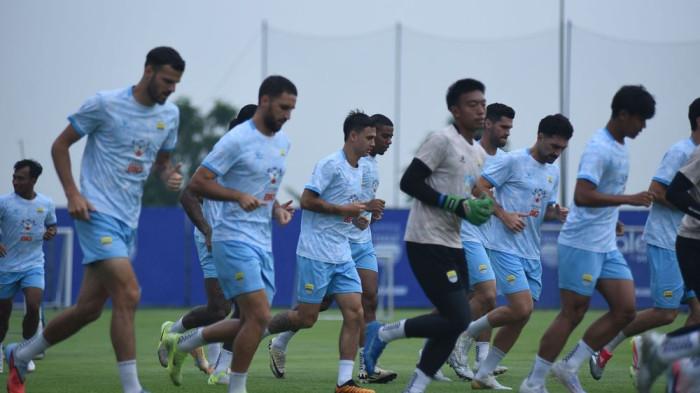 LATIHAN - PERSIB akan menghadapi Persija Jakarta pada laga pekan ke-17 Super League 2025/26 di Stadion Gelora Bandung Lautan Api, Minggu 11 Januari 2026. Dalam pertandingan ini, PERSIB bisa tampil dengan kekuatan penuh.