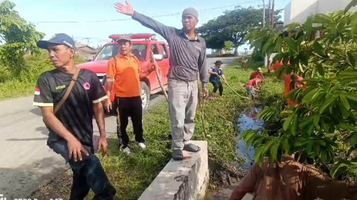 GOTONG ROYONG- Badan Penanggulangan Bencana Daerah (BPBD) Kabupaten Pasangkayu bersama TNI, Polri, Basarnas, serta masyarakat kerja bakti membersihkan drainase yang tersumbat di Jalan Moh Hatta, Kelurahan Pasangkayu, Kecamatan Pasangkayu, Sabtu (10/1/2026).