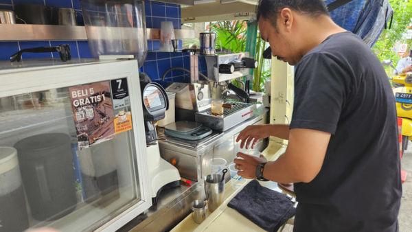 Nomade, coffee truck unik di Pejaten, Jakarta Selatan yang punya java latte nikmat. Foto: Azalia Amadea/kumparan