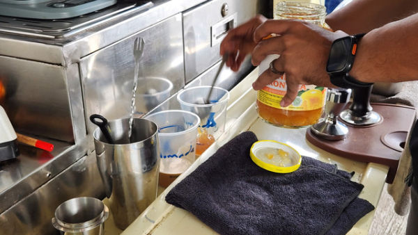 Nomade, coffee truck unik di Pejaten, Jakarta Selatan yang punya java latte nikmat. Foto: Azalia Amadea/kumparan