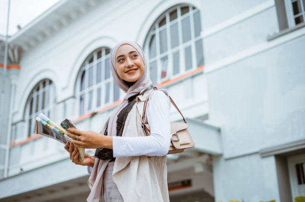 Ilustrasi perempuan Muslim traveling di Indonesia. Foto: Odua Images/Shutterstock
