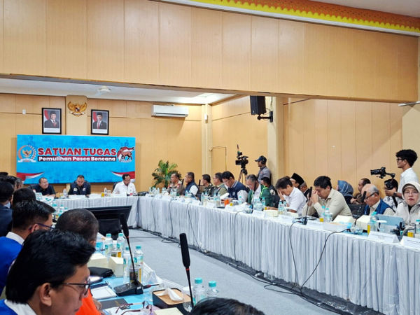 Wakil Ketua DPR RI, Cucun Ahmad Syamsurijal dan Sufmi Dasco Ahmad menggelar rapat bersama pemerintah dan Satgas Pemulihan Bencana di Aceh, Sabtu (10/1/2026). Foto: Dok. DPR RI
