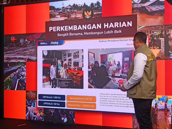 Direktur Utama Bulog, Ahmad Rizal Ramdhani menyampaikan perkembangan distribusi dan kesediaan pangan baik mengenai penanganan bencana Sumatra maupun stok nasional di Graha BNPB, Jakarta Timur, Jumat (9/1/2026). Foto: Ryan Iqbal/kumparan