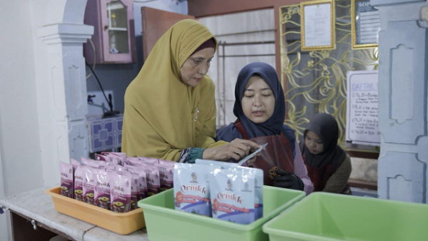 Dewi Aminah memberikan pendampingan untuk ibu anak yatim dan para istri untuk membuat usaha baru. Foto: Dok. BRI