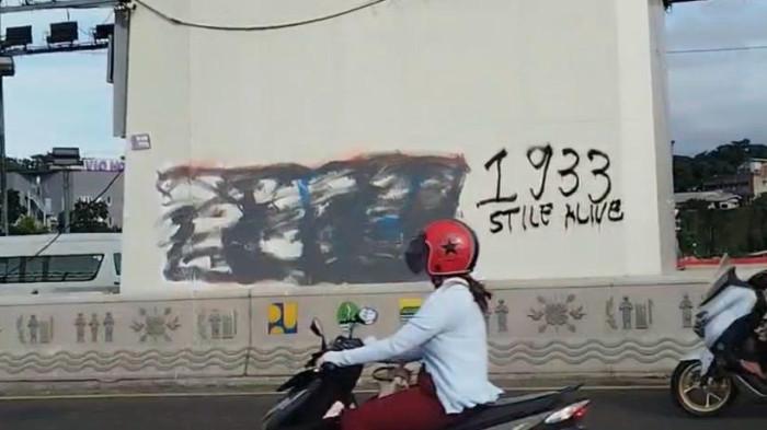 CORETAN - Aksi vandalisme di Flyover Pasupati Kota Bandung jelang laga Persib vs Persija.