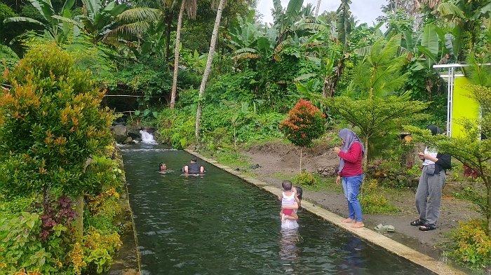 Pengunjung objek wisata Situ Ciranca di Desa Teja, Kecamatan Rajagaluh, Kabupaten Majalengka, bermain air di sebuah kolam.
