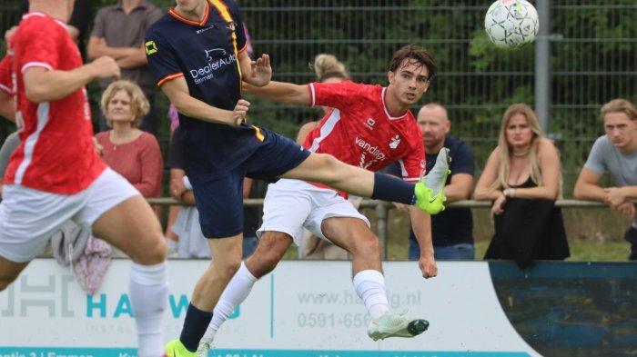 ABROAD GEYPENS - Pemain Timnas Indonesia U23, Tim Geypens, dalam pertandingan pramusim FC Emmen menghadapi SC Angelslo, 29 Juni 2025. (Website Emmen - 9/7/2025)