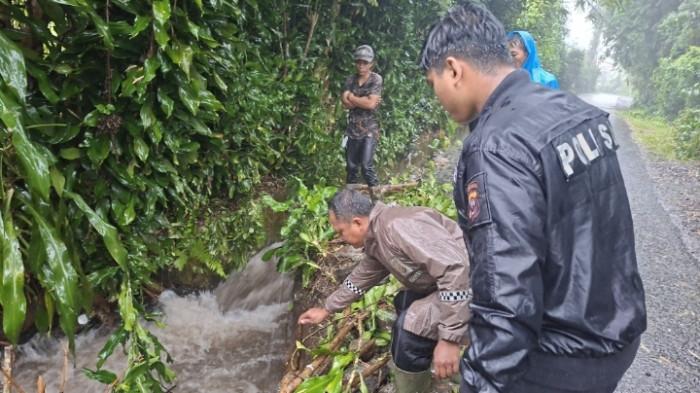 PENCARIAN - Tim gabungan terus melakukan pencarian korban hanyut pada Jumat (9/1/2026). Hingga saat ini proses pencarian korban terus dilakukan karena belum juga ditemukan.