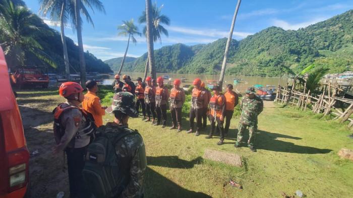 ORANG HANYUT--TIM SAR Gorontalo menghentikan pencarian orang hanyut di Sungai Paguyaman Kabupaten Boalemo, Jumat (9/1/2026). Sumber foto: Basarnas Gorontalo.