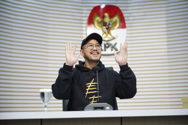 Komika, Pandji Pragiwaksono (kiri), dan Direktur Sosialisasi dan Kampanye Antikorupsi KPK, Amir Arief (kanan), dalam jumpa pers, Senin (25/8/2025). Foto: KPK