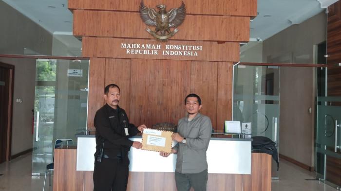 LOHPU SURATI MK - Lembaga Opini Hukum Publik (LOHPU) menyerahkan surat resmi kepada Ketua Mahkamah Konstitusi (MK) Republik Indonesia di Gedung MK, Jakarta, Selasa (22/7/2025). Surat tersebut berisi permintaan agar Mahkamah Konstitusi mengambil sikap tegas terkait pelanggaran konstitusi atas larangan rangkap jabatan Wakil Menteri (Wamen) sebagai komisaris BUMN.