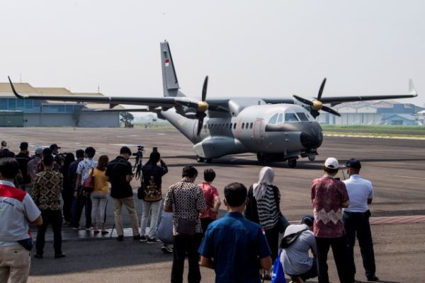 Prosesi pelepasan Ferry Flight pesawat terbang CN235-220 Maritime Patrol Aircraft (MPA) di Hanggar Fixed Wing PT DI, Bandung, Jawa Barat, Jumat (19/3). Foto: M Agung Rajasa/Antara Foto