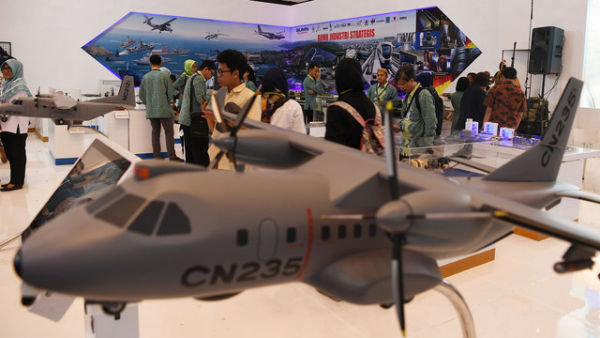 Pengunjung melihat miniatur pesawat CN235 di Indonesia Business & Development (IBD) Expo 2018. Foto: ANTARA FOTO/Zabur Karuru
