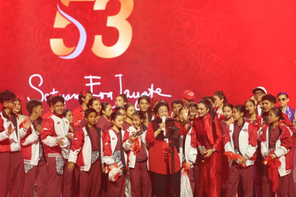 Momen Ketua Umum PDIP, Megawati Soekarnoputri bernyanyi di hadapan ribuan kadernya pada acara Rakernas I PDIP Tahun 2026 di Beach City International Stadium, Jakarta Utara pada Sabtu (10/1/2026). Foto: Dok. PDIP