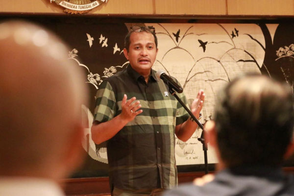 Wamenkum Edward Omar Sharif Hiariej saat silaturahmi dengan para Pemred di Ruang Soepomo, Jumat (9/1). Foto: Dok. Istimewa