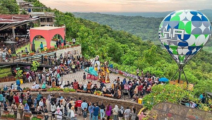 WISATA JOGJA - Suasana Heha Sky View di Jogja yang ramai dipadati pengunjung, Jumat (28/2/2025). Heha Sky View bisa menjadi tempat wisata pilihan untuk liburan akhir pekan dengan tarif terjangkau.