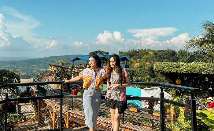 WISATA JOGJA - Wisatawan berswafoto di Heha Sky View, Jumat (28/2/2025). Heha Sky View bisa menjadi tempat wisata pilihan untuk liburan dengan tarif terjangkau.