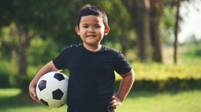 Ilustrasi anak yang berolahraga untuk mencegah terjadinya obesitas