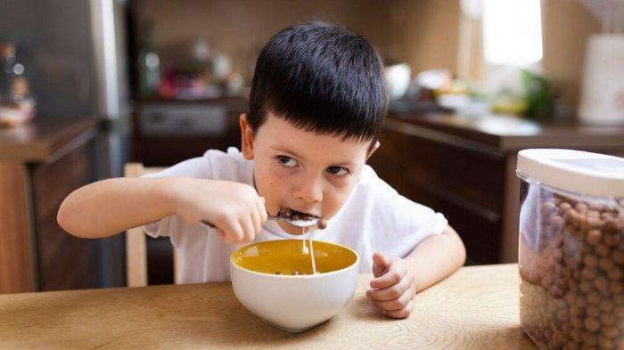Ilustrasi membiasakan anak sarapan dapat berdampak baik untuk tumbuh kembangnya