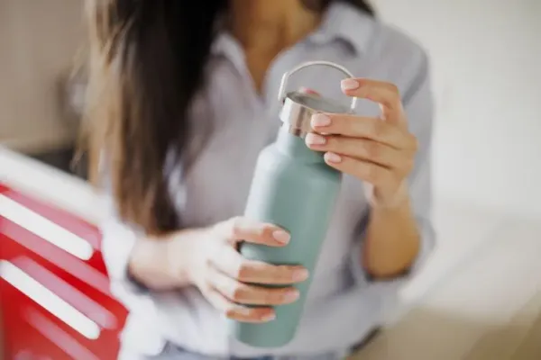 Etika bawa tumbler minum Begini Etika Bawa Botol Air Minum ke Tempat Makan agar Tetap Sopan