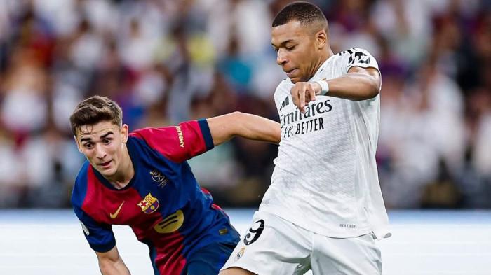 Mbappe yang sedang berebut bola dengan Gavi.