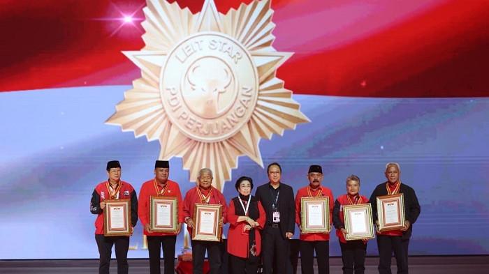 HUT DAN RAKERNAS PDIP - PDI Perjuangan (PDIP) memberikan medali dan penghargaan kehormatan ‘Leit Star’ kepada 6 tokoh yang dinilai berkontribusi besar serta berperan sebagai 