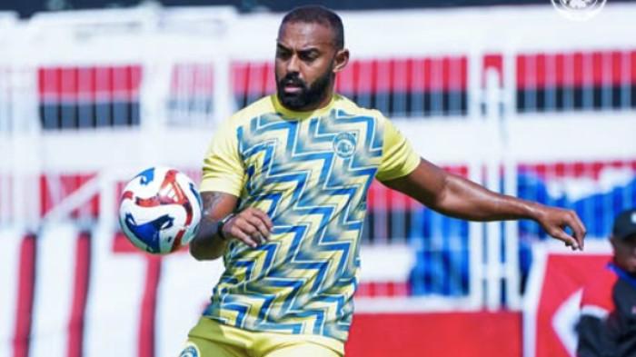 BERITA AREMA POPULER - Pemain Arema FC, Dalberto Luan Belo (KANAN) menggiring bola di Stadion Gelora Kie Raha Ternate saat sesi latihan menjelang pertandingan Sabtu (29/11/2025). Kini ketergantungan akut kepada Dalberto menjadi sorotan serius Marcos Santos, dan menjelang duel lawan Persik Kediri, Persikmania mulai memanas terangkum dalam  berita Arema FC hari ini populer.Pengakuan sulit cetak gol tanpa Dalberto hingga alasan manajemen lepas gelandang serangnya, Muhammad Rafli alias M Rafli terangkum di  berita Arema FC hari ini populer.