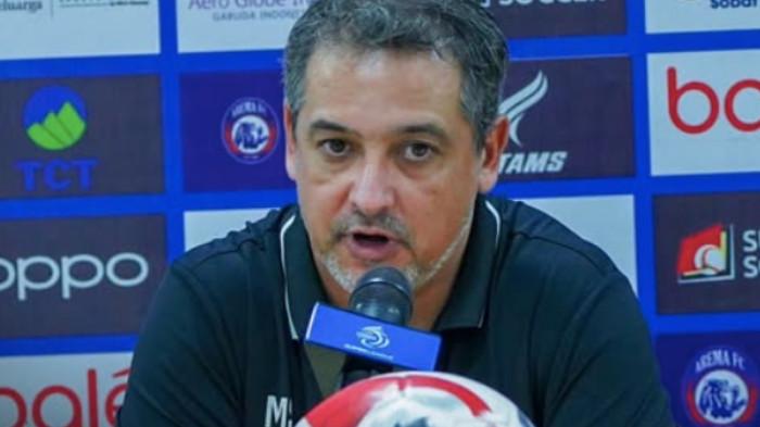 BURSA TRANSFER AREMA - Pelatih Arema FC, Marcos Santos ketika jumpa pers jelang laga Arema FC melawan Bali United dalam lanjutan Super League 2025/2026 di Stadion Kapten I Wayan Dipta, Gianyar, Bali, Minggu (4/1/2026). Arema FC kini darurat gol membuat Marcos Santos mendesak manajemen segera mencari pemain anyar sebagai pelapis Dalberto.