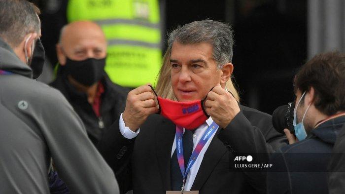 Calon presiden Barcelona Joan Laporta pergi setelah memberikan suaranya untuk pemilihan presiden FC Barcelona pada 07 Maret 2021 di luar stadion Camp Nou di Barcelona. .LLUIS GENE / AFP