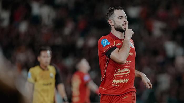 Selebrasi bek Persija, Jordi Amat setelah mencetak gol ketiga saat melawan Bhayangkara FC dalam lanjutan Liga 1 di Stadion Utama Gelora Bung Karno, Jakarta, Senin (29/12/2025) malam. Persija menang dengan skor 3-0.