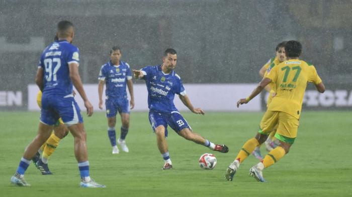DEBUT THOM HAYE - Pesepak bola Persib Bandung, Thom Haye melakoni pertandingan debut bersama Persib saat melawan Persebaya Surabaya di Stadion Gelora Bandung Lautan Api (GBLA) di pekan kelima Super League, Jumat (12/9/2025).