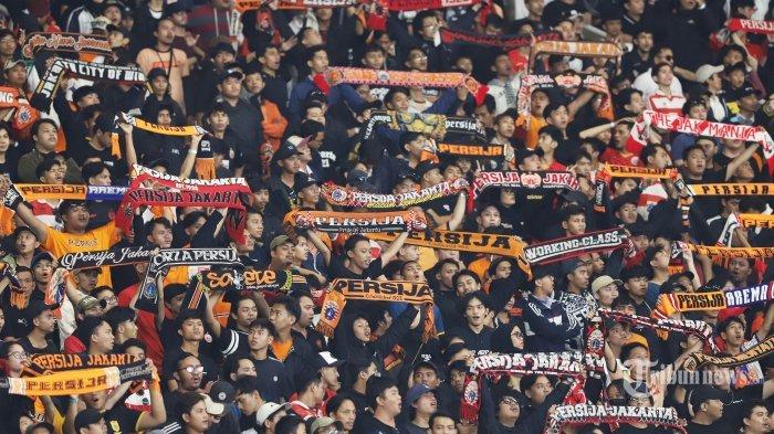 Aksi kreatif The Jakmania menampilkan koreografi  