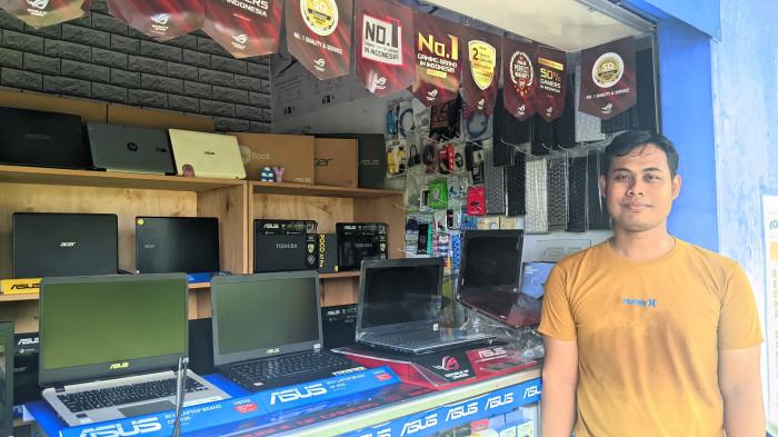 HUMAN INTEREST -- Foto Agung Febri Ramadhan. Agung berdagang di Pasar Rakyat Modern Desa Butu, Kecamatan Tilongkabila, Kabupaten Bone Bolango, Provinsi Gorontalo.